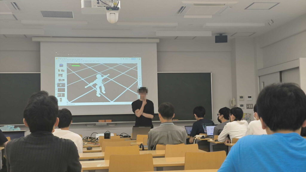 スライドを使用して登壇者が参加者に説明している様子。